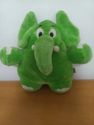 Elefante Jotalhão de pelúcia.