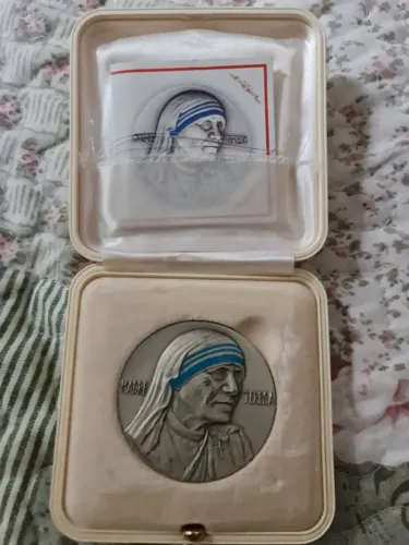 Moeda Medalha Madre Teresa com estojo Importado