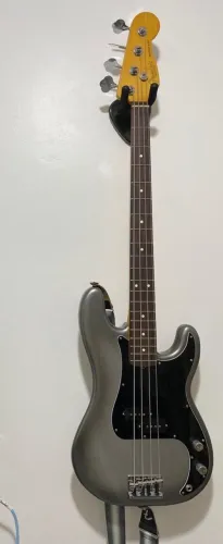 Vendo Baixo Fender American Professional li Precision Bass + Case