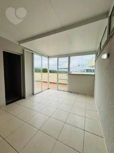 Cobertura, 2 quartos, sala, cozinha com armários e cookie top, banheiro, área de serviço, 