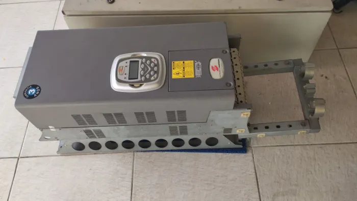 Vende inversor de frequência para motor trifásico de 150cv. Semi novo pouquíssimo usado.