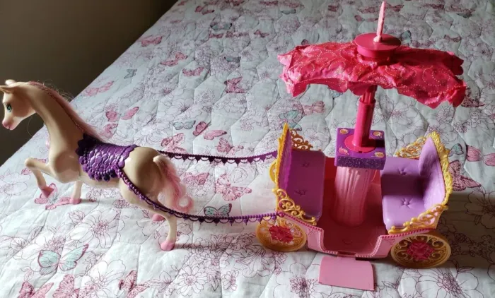 Carruagem da Barbie pilha 