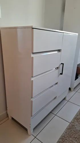 Cômoda branca com 4 gavetas e armário - Excelente estado