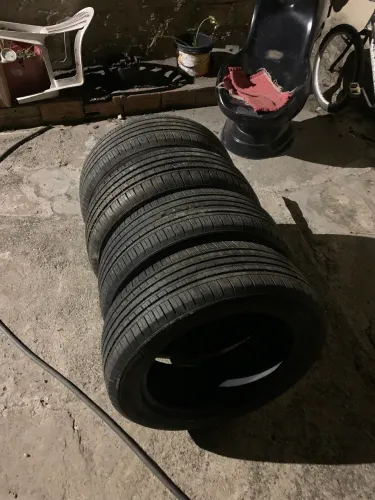 Vendo pneus aro 18 225/55 novos 
