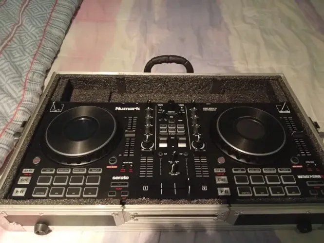 Controladora Nurmark Mixtrack Platinum FX