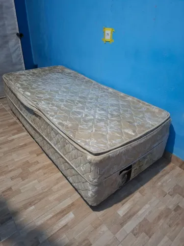 Cama box solteiro com molas - Em bom estado