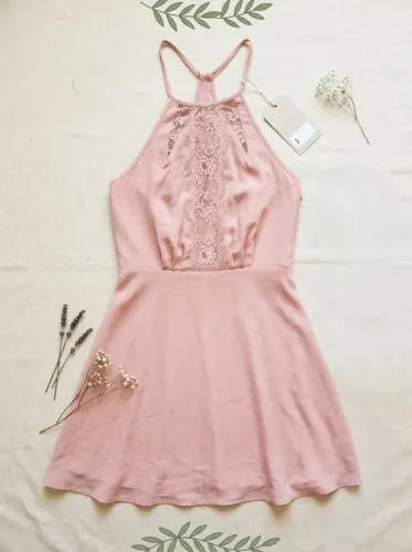 vestido lança perfume frente única renda rosa