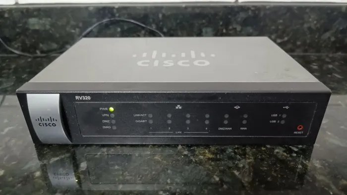 Vendo CISCO RV320 GIGABIT DUAL WAN VPN ROTER BUILT-IN 4 PORTAS GIGABIT ETHERNET SWITCH.