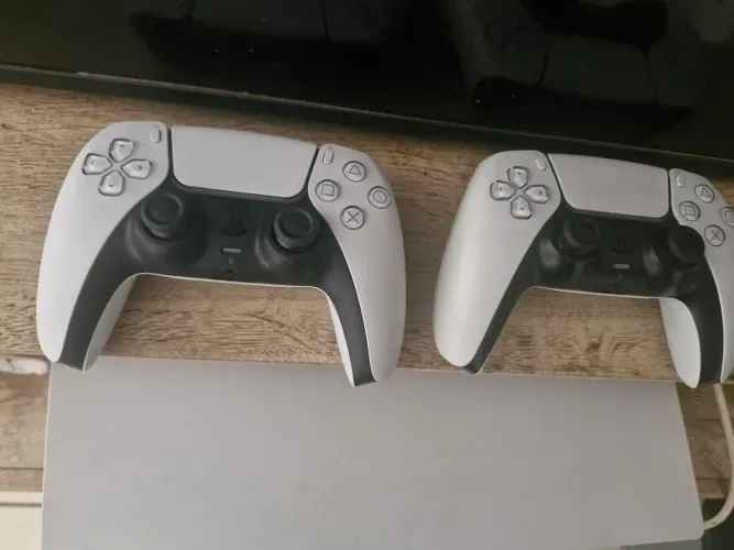 Ps5 com leitor de disco + 2 controles em perfeito estado