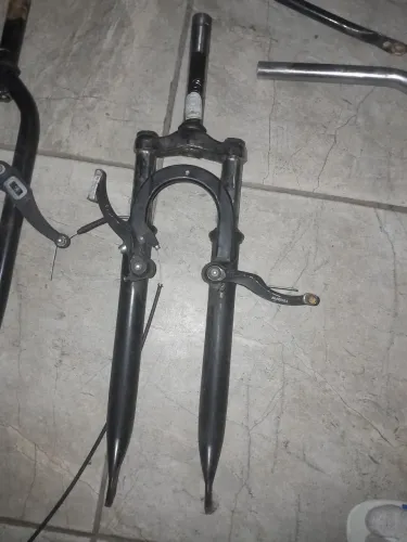 Vendo uma suspensão e um eixo de bicicleta