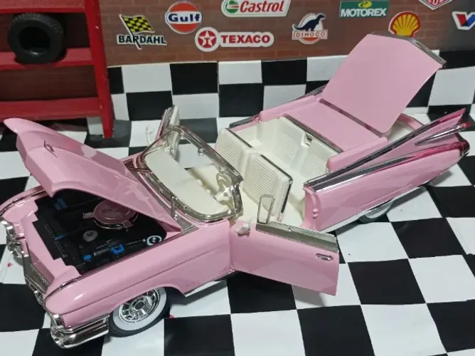 Miniatura Cadillac rosa 1/24