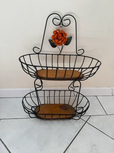 Fruteira de metal e madeira