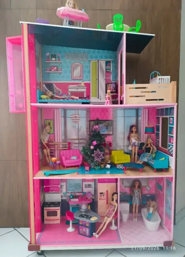 Casa de Boneca Barbie medida 1.30x95 com base de Transporte acompanhar os acessórios 