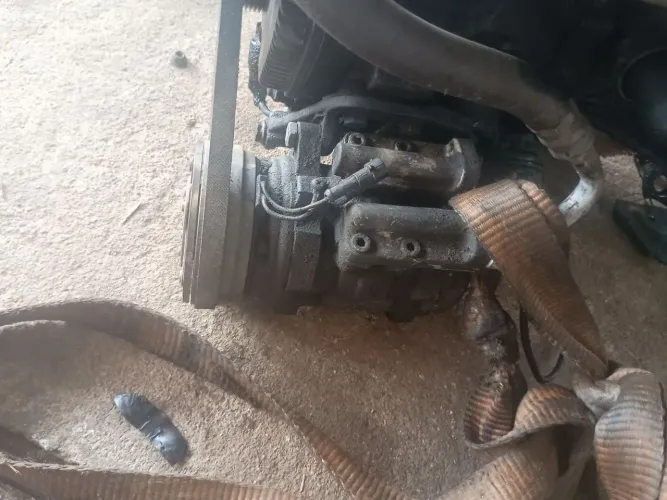 Vendo compressor do ar condicionado Fiat 1.6 16v ano 2003