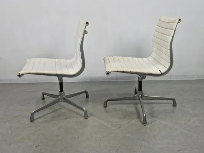 Charles e Ray Eames - Par de Cadeiras em aluminio e aço, mantendo tapeçaria original