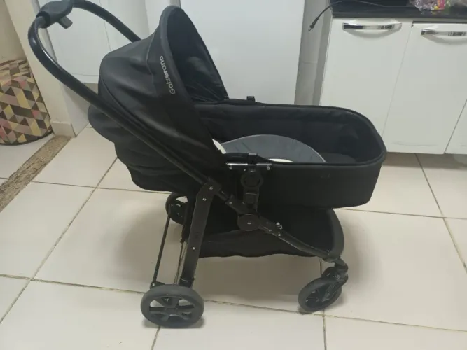 Garrinho Moises Galzerano com bebê comforto