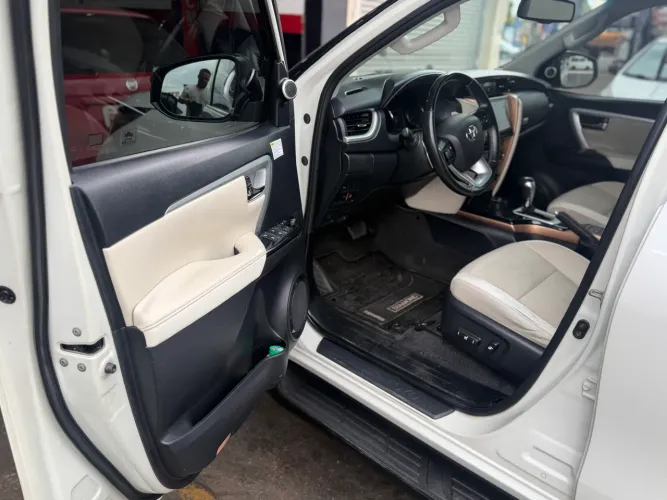Toyota Hilux SW4 SRX 4X4 2.8 TDI 16V Dies. Aut. 2017