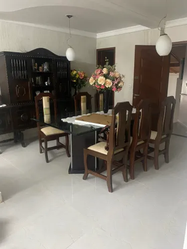 Vende-se cadeira e cristaleira de madeira 