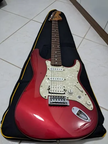 Guitarra Squier afinitty com upgrades