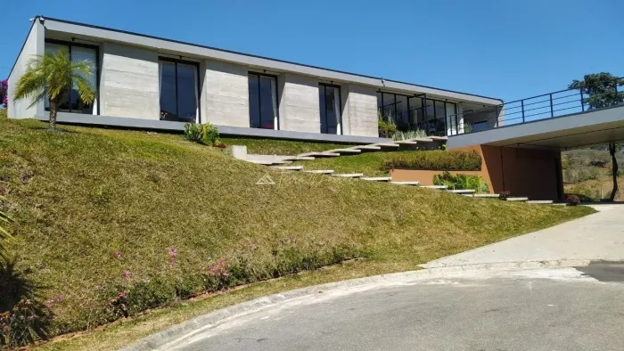 Residência de Alto Padrão em Condomínio Fechado - Santo Antônio do Pinhal