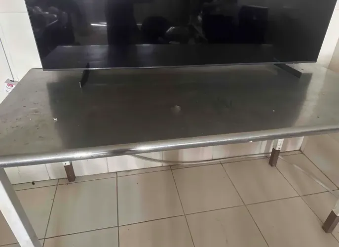 Mesa de inox com pés de ferro 1,80x95