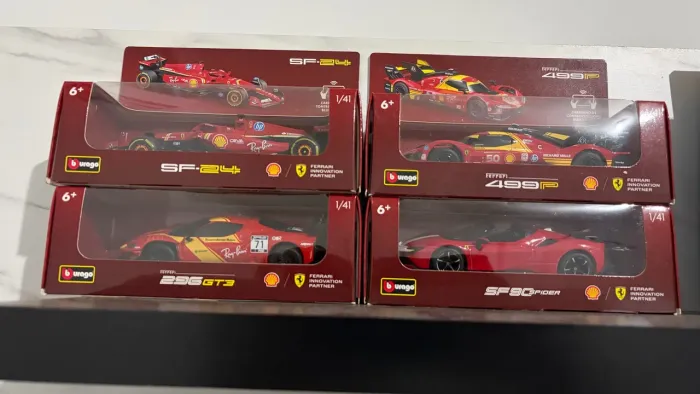 Coleção burago e shell carrinhos controle remoto Ferrari.