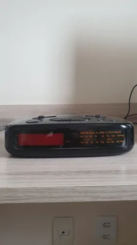 Rádio-relógio bivolt