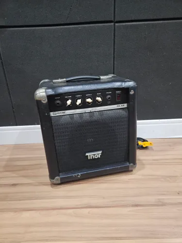 Amplificador Meteoro Thor Cb 30 Cb30 30w Para Baixo Cubo Cor Preto modelo Thor