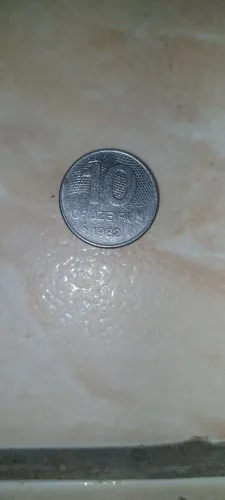 Moeda de 10 centavos de cruzeiros com o verso de cabeça par baixo