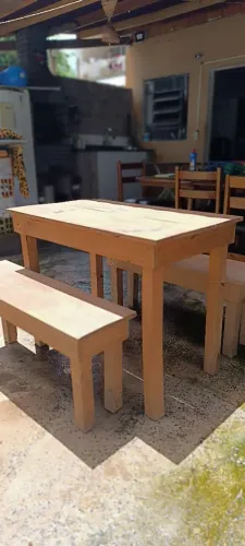 Mesa e bancos de madeira