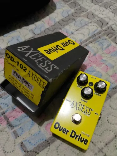 Pedais de efeito baixo e guitarra, torrando.