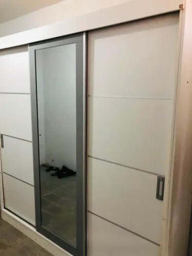 Guarda roupa de casal com espelho