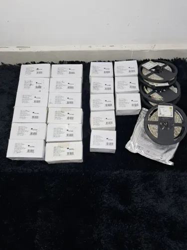 Kit com 11 Fontes 12V-5A, 7 Fontes 12V-2A da marca Initial e 23,5 metros de Fita de Led