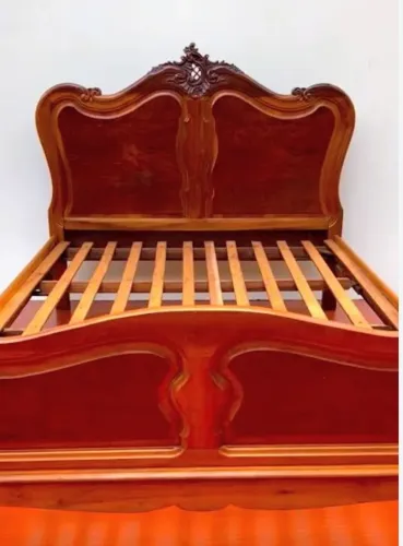 Cama de Casal Clássica em Madeira Trabalhada (Estilo Provençal / Antiga