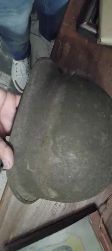 Capacete antigo de aço com carneira.