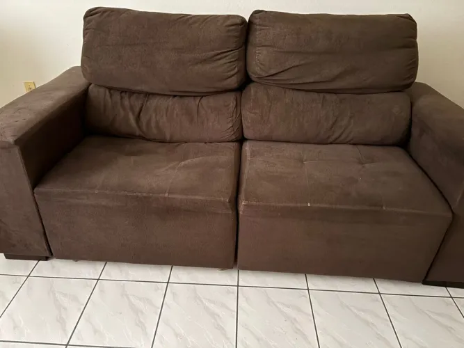 Sofá retrátil em bom estado