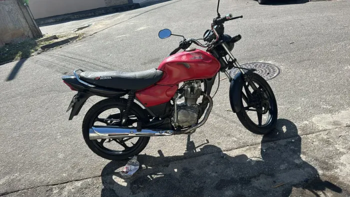 Moto 125 andando muito
