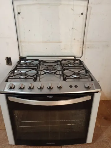 Vendo um fogão cinco bocas automático e a gás marca Eletrolux