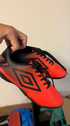 Chuteira Umbro Game Society Vermelha e Preta - Tamanho 37