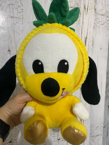 Pelúcia Pluto vestido com fantasia de abacaxi