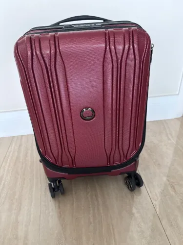 Mala de bordo extensivel,usada apenas uma vez,marca Delsey,compartimento para notebook
