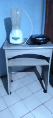 Mesa, Liquidificador, Sanduicheira, as três peças tudo por R$100, funcionando urgente 
