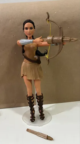Boneca Mulher Maravilha arco e flecha