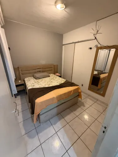 Painel em MDF cama casal com gavetas e criado-mudo integrado