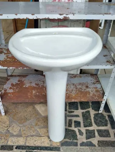 Pia de banheiro com coluna