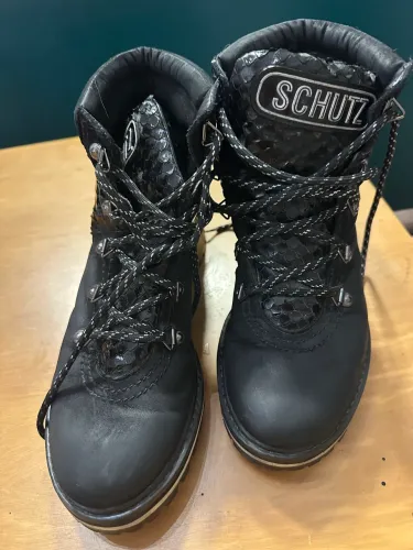 Coturno bota Schutz preto 37