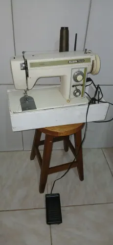 Vendo Máquina de Costura Reta e Zig Zag.