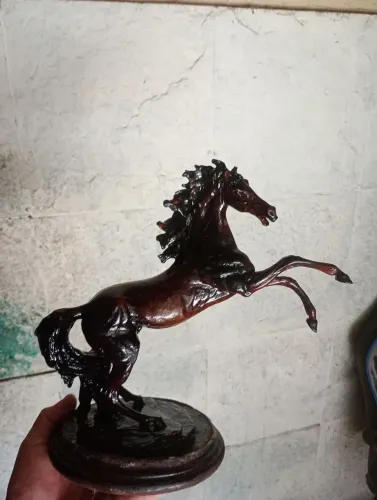 Vendo escultura de cavalo feito de madeira