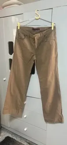 calça jeans Coper, modelo com corte reto e tonalidade marrom/bege TAM B76 44