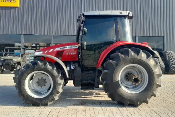 Trator Massey Ferguson 6713R